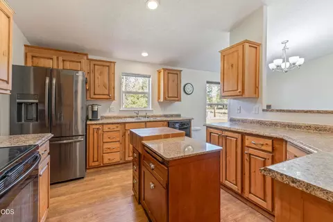 Kitchen - 52555 Railroad St, La Pine, OR 97739 photo 1 of 3