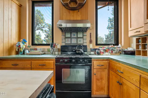 Kitchen - 22945 Timland Ln, Bend, OR 97702 photo 4 of 6
