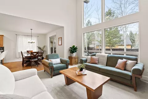 Living - 20106 Stonegate Dr, Bend, OR 97702 photo 3 of 5