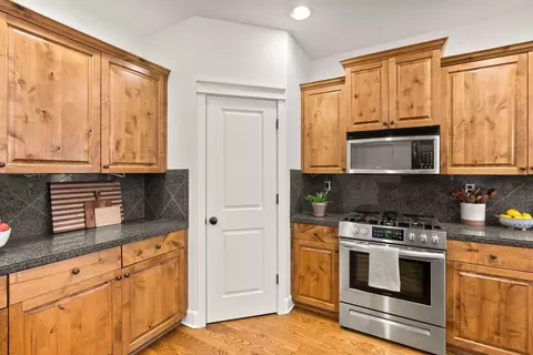 Kitchen - 20106 Stonegate Dr, Bend, OR 97702 photo 5 of 6