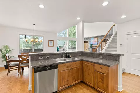 Kitchen - 20106 Stonegate Dr, Bend, OR 97702 photo 3 of 6