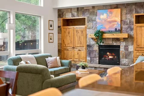 Living - 20106 Stonegate Dr, Bend, OR 97702 photo 2 of 5