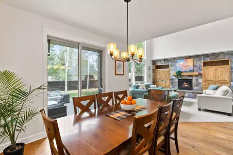 Dining - 20106 Stonegate Dr, Bend, OR 97702 photo 2 of 3