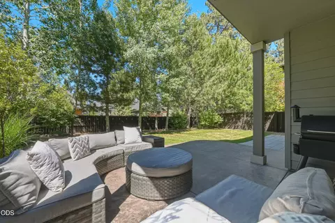Exterior - 20106 Stonegate Dr, Bend, OR 97702 photo 8 of 14