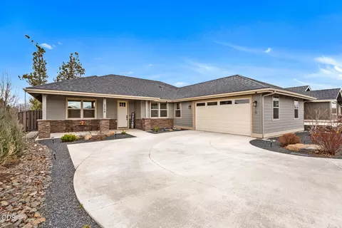 2758 NW 23rd Loop, Redmond, OR 97756