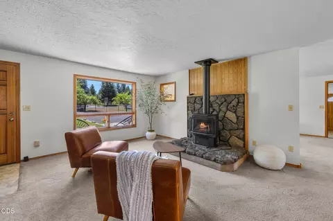 Living - 19572 Apache Rd, Bend, OR 97702 photo 3 of 10