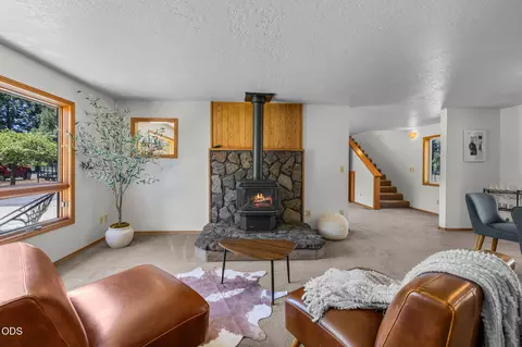 Living - 19572 Apache Rd, Bend, OR 97702 photo 2 of 10