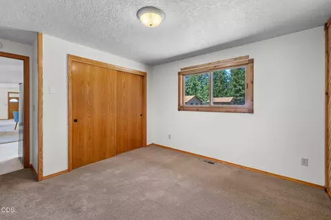 Bedroom - 19572 Apache Rd, Bend, OR 97702 photo 2 of 5