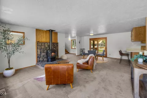 Living - 19572 Apache Rd, Bend, OR 97702 photo 1 of 10