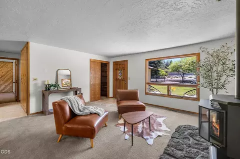 Living - 19572 Apache Rd, Bend, OR 97702 photo 4 of 10