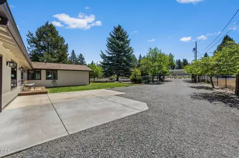 Exterior - 19572 Apache Rd, Bend, OR 97702 photo 3 of 13