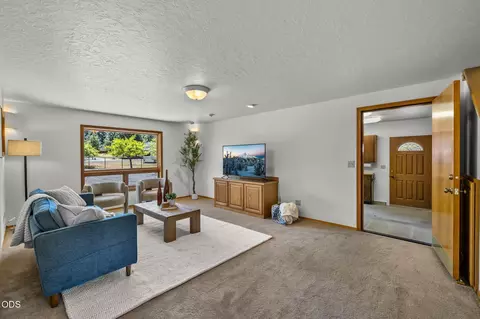 Living - 19572 Apache Rd, Bend, OR 97702 photo 5 of 10