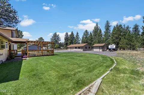 Exterior - 19572 Apache Rd, Bend, OR 97702 photo 9 of 13