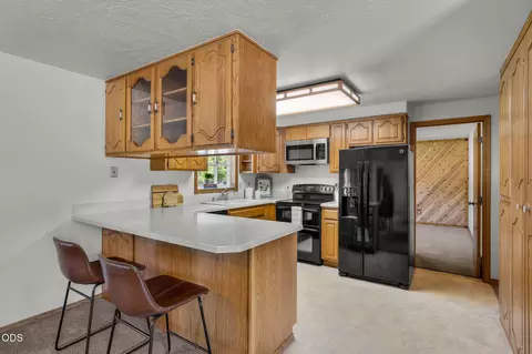 Kitchen - 19572 Apache Rd, Bend, OR 97702 photo 1 of 2