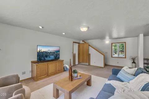 Living - 19572 Apache Rd, Bend, OR 97702 photo 8 of 10