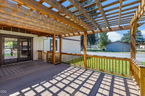Exterior - 19572 Apache Rd, Bend, OR 97702 photo 11 of 13