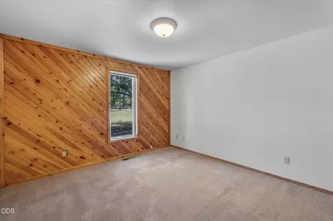 Bedroom - 19572 Apache Rd, Bend, OR 97702 photo 3 of 5