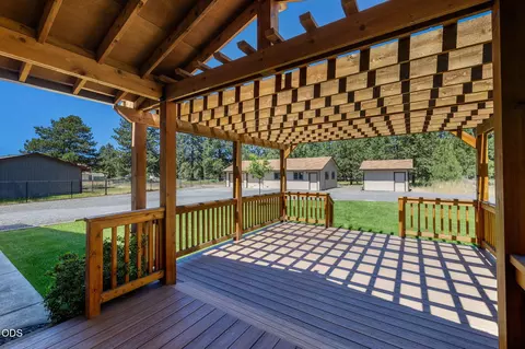 Exterior - 19572 Apache Rd, Bend, OR 97702 photo 10 of 13