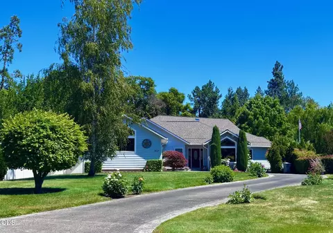 1207 SW Ironwood Dr, Grants Pass, OR 97526