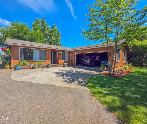 3015 Lone Pine Rd, Medford, OR 97504