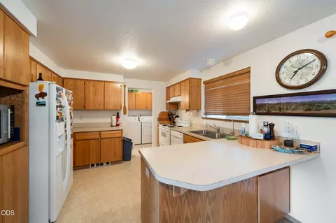 Kitchen - 54668 Silver Fox Dr, Bend, OR 97707 photo 1 of 2