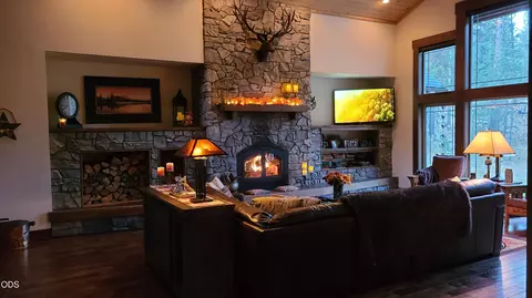 Living - 54937 Forest Ln, Bend, OR 97707 photo 2 of 2