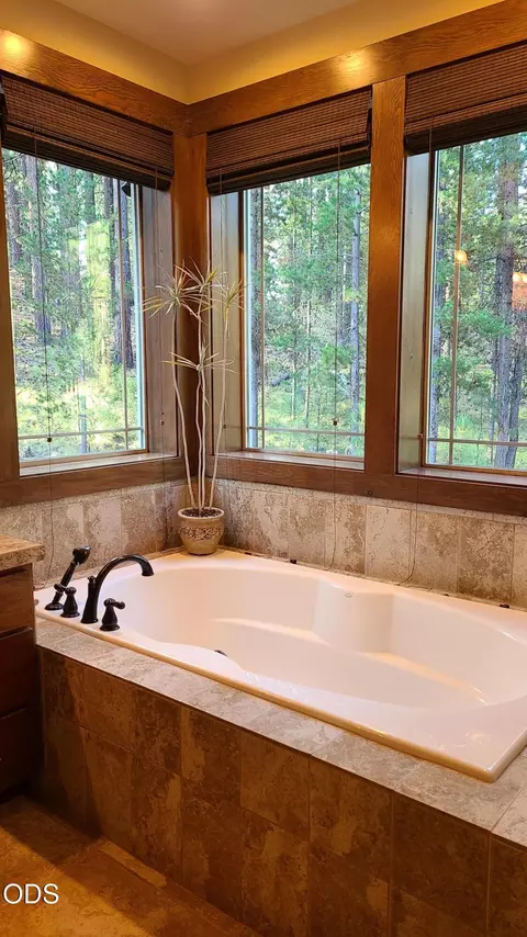 Bath - 54937 Forest Ln, Bend, OR 97707 photo 7 of 12