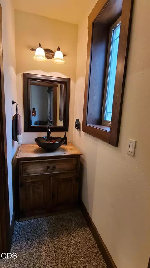 Bath - 54937 Forest Ln, Bend, OR 97707 photo 5 of 12