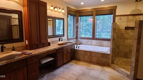 Bath - 54937 Forest Ln, Bend, OR 97707 photo 6 of 12