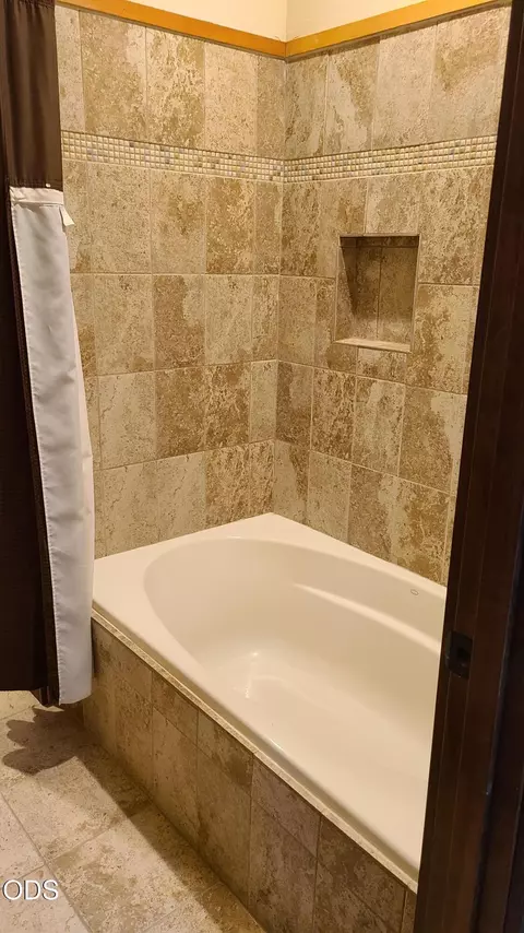 Bath - 54937 Forest Ln, Bend, OR 97707 photo 4 of 12