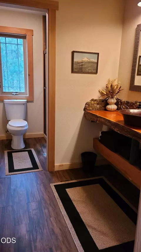 Bath - 54937 Forest Ln, Bend, OR 97707 photo 9 of 12