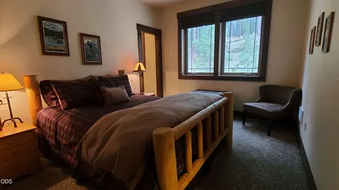 Bedroom - 54937 Forest Ln, Bend, OR 97707 photo 2 of 4