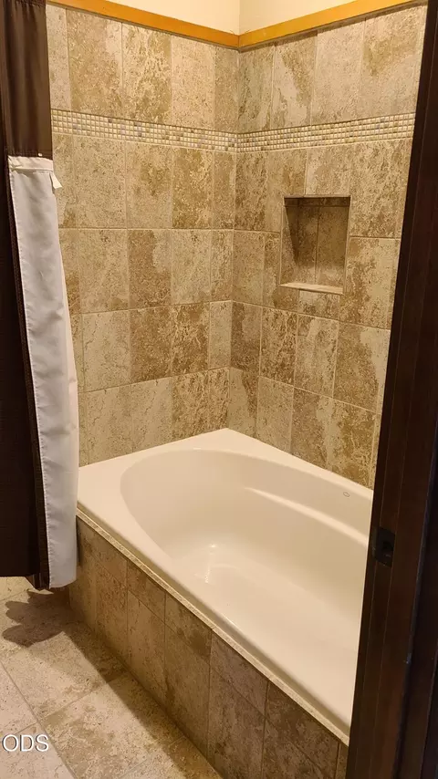 Bath - 54937 Forest Ln, Bend, OR 97707 photo 4 of 12
