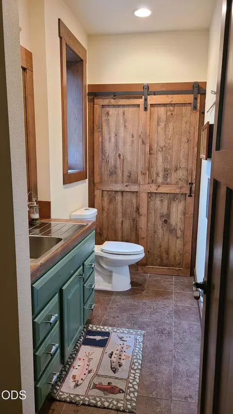 Bath - 54937 Forest Ln, Bend, OR 97707 photo 1 of 12