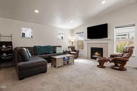 21184 Darnel Ave, Bend, OR 97702 photo 3