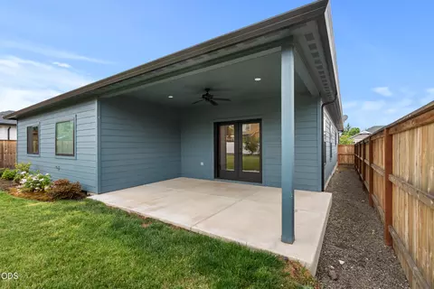 Exterior - 961 Arrowhead Trl, Eagle Point, OR 97524 photo 5 of 16