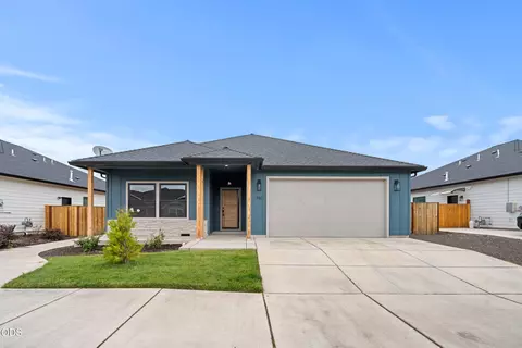 961 Arrowhead Trl, Eagle Point, OR 97524