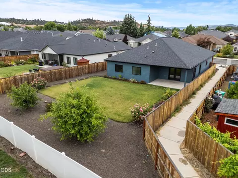 Exterior - 961 Arrowhead Trl, Eagle Point, OR 97524 photo 14 of 16