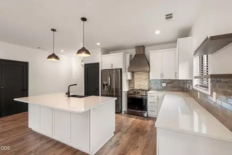 Kitchen - 961 Arrowhead Trl, Eagle Point, OR 97524 photo 2 of 3