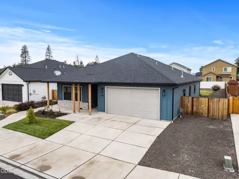 Exterior - 961 Arrowhead Trl, Eagle Point, OR 97524 photo 11 of 16