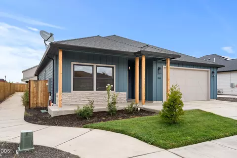 Exterior - 961 Arrowhead Trl, Eagle Point, OR 97524 photo 2 of 16