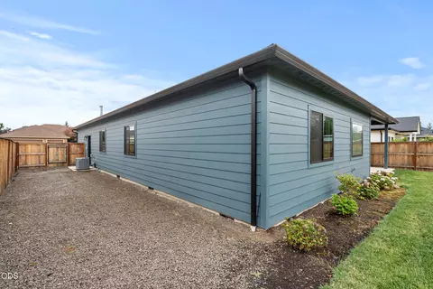 Exterior - 961 Arrowhead Trl, Eagle Point, OR 97524 photo 6 of 16