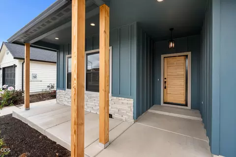 Exterior - 961 Arrowhead Trl, Eagle Point, OR 97524 photo 3 of 16