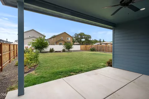 Exterior - 961 Arrowhead Trl, Eagle Point, OR 97524 photo 4 of 16