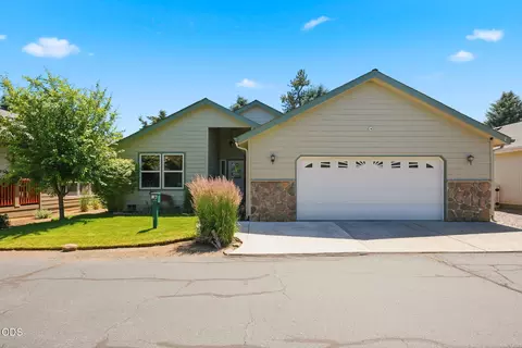 129 N Wheeler Loop, Sisters, OR 97759