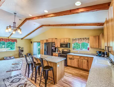 Kitchen - 22929 Rivercrest Dr, Chiloquin, OR 97624 photo 3 of 4