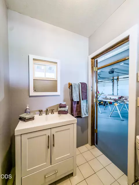 Bath - 22929 Rivercrest Dr, Chiloquin, OR 97624 photo 5 of 5