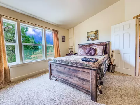 Bedroom - 22929 Rivercrest Dr, Chiloquin, OR 97624 photo 3 of 3