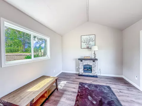 Living - 22929 Rivercrest Dr, Chiloquin, OR 97624 photo 4 of 5