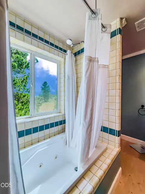 Bath - 22929 Rivercrest Dr, Chiloquin, OR 97624 photo 2 of 5